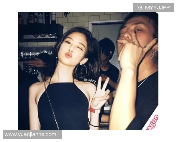 Jennie与足球明星亲密合影展现友谊与魅力引发粉丝热议