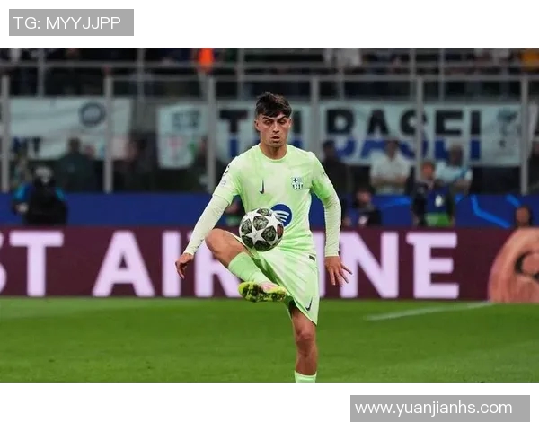 49岁足球明星重返赛场展现传奇风采引发球迷热议与感动 49岁足球明星重返赛场展现传奇风采引发球迷热议与感动