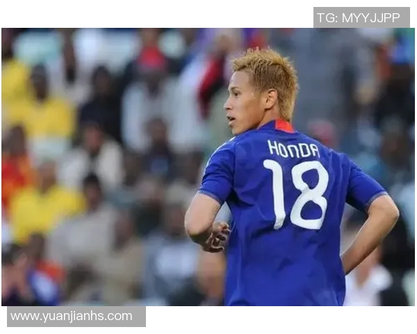 泰国国王与足球明星亲密合影展现友谊与体育精神的完美结合 泰国国王与足球明星亲密合影展现友谊与体育精神的完美结合